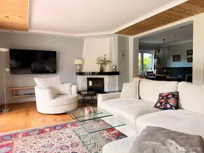 Wohnzimmer mit Blick zum Kamin