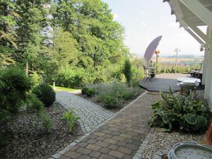 Blick Richtung Terrasse und Garten