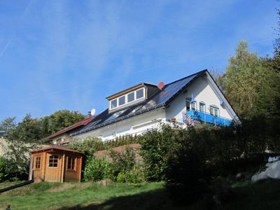 Blick zum Haus mit Terrasse