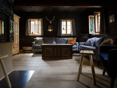 Gemütliche Blockstube mit Kachelofen