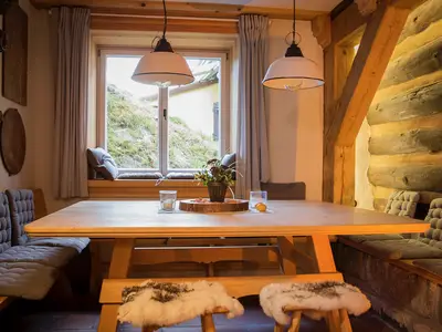 Großer Esstisch für das gemeinsame sitzen, essen, quatschen und Pläne schmieden