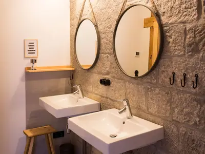 Großes Bad mit separaten WC und Eingang in die Sauna