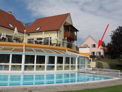 Außenansicht des Gebäudes. Ferienhausmaisoette mit Zugang zu den Pools