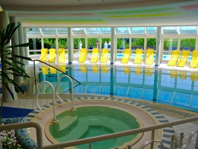 Wellness. Hallenbad mit Whirlpool