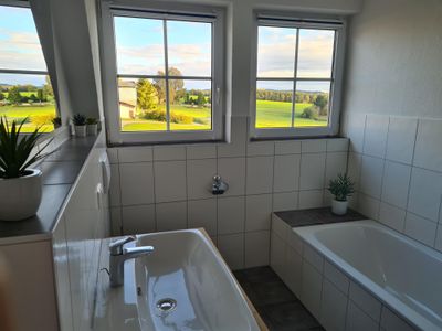 Badezimmer mit Blick in die Natur