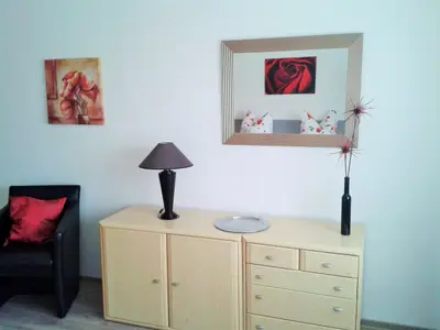 Ferienwohnung Schlafzimmer- Sideboard und Leseplatz