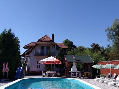 Pool mit Sonnenliegen für beide Haushälften