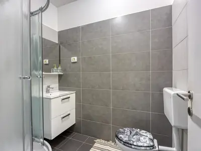 Badezimmer mit Dusche