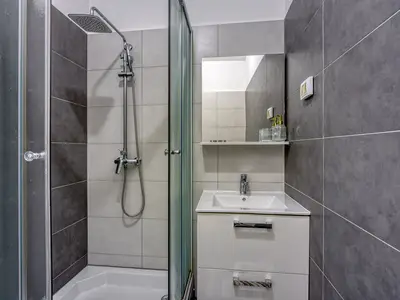 Badezimmer mit Dusche