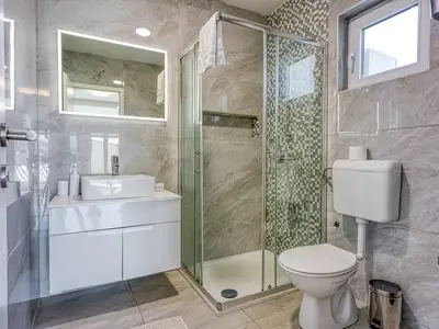 Badezimmer mit Dusche