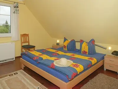 Wohnbeispiel - Schlafzimmer mit Ehebett