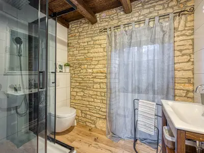 Badezimmer mit Dusche