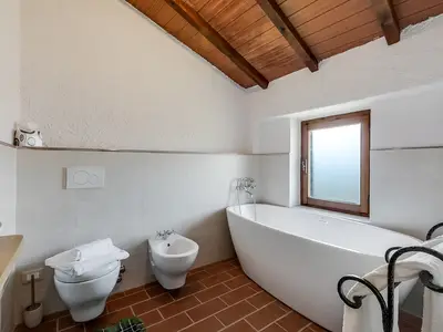 Badezimmer mit Badewanne