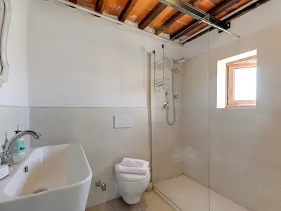 Badezimmer mit Dusche