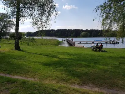 Badestelle mit neu angelegtem Steg und Ponton