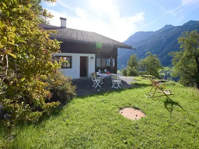 Sonnenterrasse und Wiese mit Panoramablick