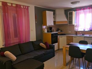 23983411-Ferienhaus-5-Bartići-300x225-1