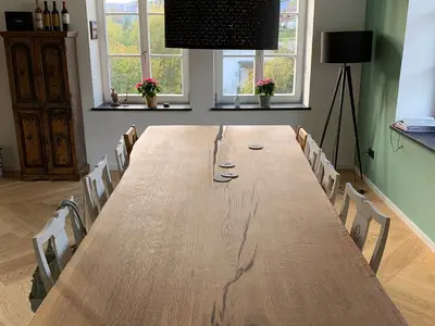 Esstisch mit Blick zum Fenster