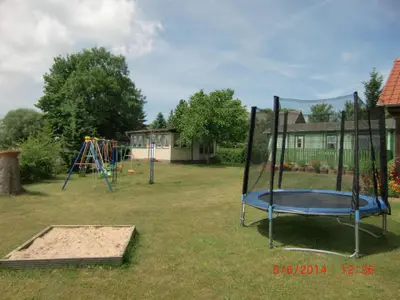 Außenansicht des Gebäudes. Spielplatz