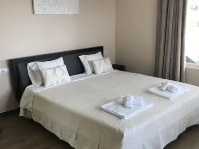 Schlafbereich. Zimmer 1 mit Badezimmer und Klimaanlage