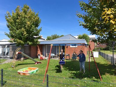 Außenansicht des Gebäudes. Ferienhaus mit eigenem Spielplatz