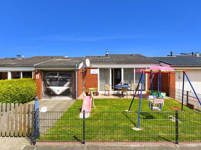 Außenansicht des Gebäudes. Ferienhaus mit Garten