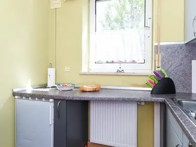 Kochbereich. das große Fenster sorgt für reichlich Licht