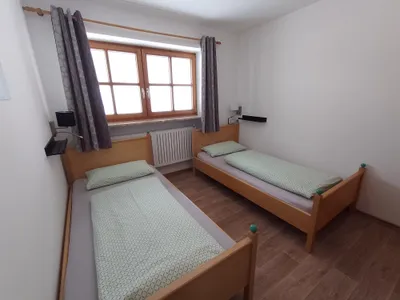 Schlafzimmer mit zwei 1m Betten