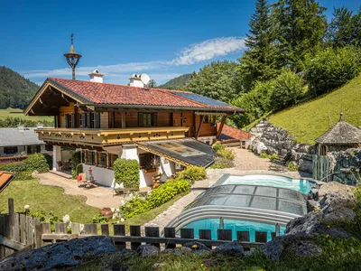 Außenansicht mit Garten und Pool Ferienhaus Gipfelstürmer