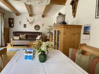 Wohnzimmer mit gemütlicher Sitzgruppe
