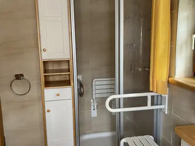 Dusche mit unterstützender Vorrichtung