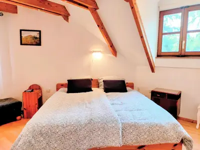 großes Doppelbett mit Fernseher