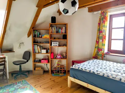 Kinderzimmer 1 mit 140x200cm Bett, Schreibtisch und Spielsachen