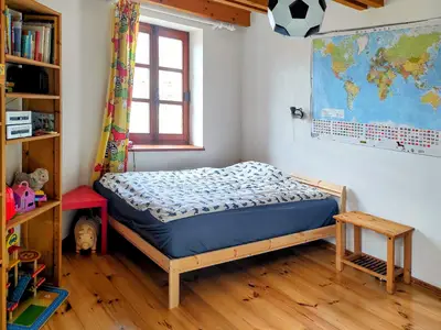 Kinderzimmer 1 mit 140x200cm Bett, Schreibtisch und Spielsachen