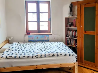 Kinderzimmer 2 mit Babybett,  140c200cm Bett, Schreibtisch und Spielsachen