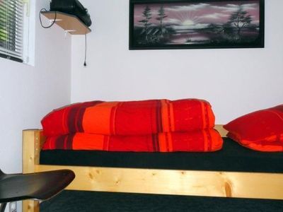 Schlafzimmer mit einem Bett 2x1 m.