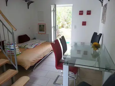 Wohnbereich. Wohn- und Schlafbereich mit Eingangstür im Hintergrund