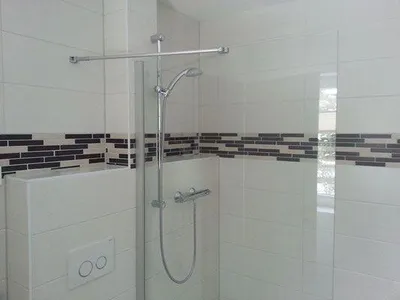 Bad/Dusche. Badezimmer mit Dusche und Fenster im Erdgeschoss