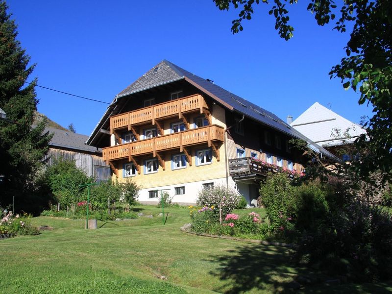 Außenansicht des Gebäudes. Hausansicht von Südwesten