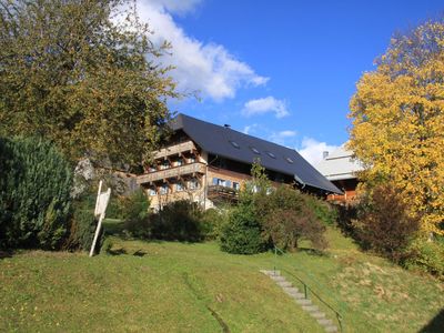 Außenansicht des Gebäudes. Hausansicht aus Süd-West im Herbst