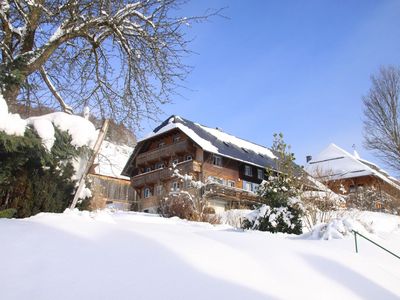 Außenansicht des Gebäudes. Hausansicht aus Süd-West im Winter