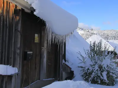Außenansicht des Gebäudes. Scheuneneingang im Winter