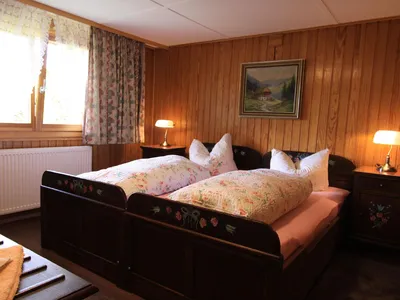 Schlafbereich. Schlafzimmer EG mit Doppelbett (1,90 x 2,00) und eigenem Bad