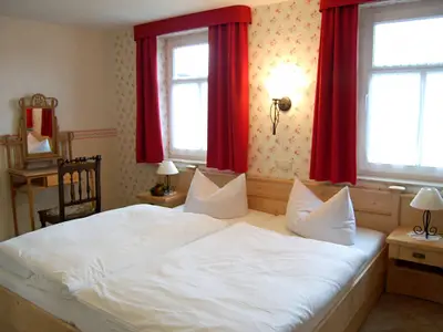 Schlafzimmer im Erdgeschoss des Ferienhauses