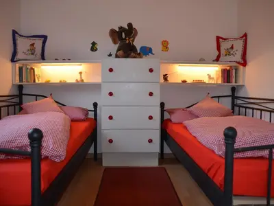 Kinderzimmer mit 2 getrennten Betten