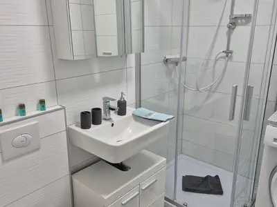 Kleines modernes Badezimmer