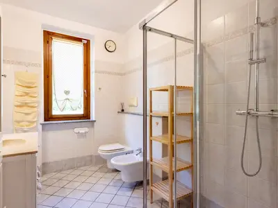 Badezimmer mit Dusche