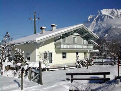 Ferienhaus Antoinette mit der Zugspitze Winter