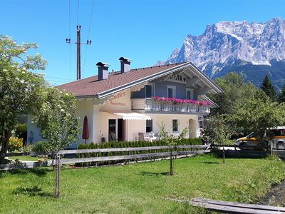 1. Ferienhaus Antoinette mit Zugspitze Sommer
