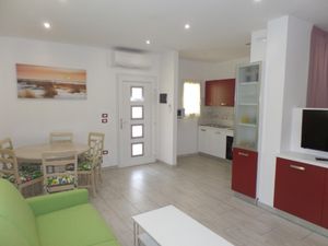 23548766-Ferienhaus-8-Bibione-300x225-3